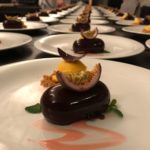 Mousse al cioccolato con cuore al maracujá e gelato al fior di mango